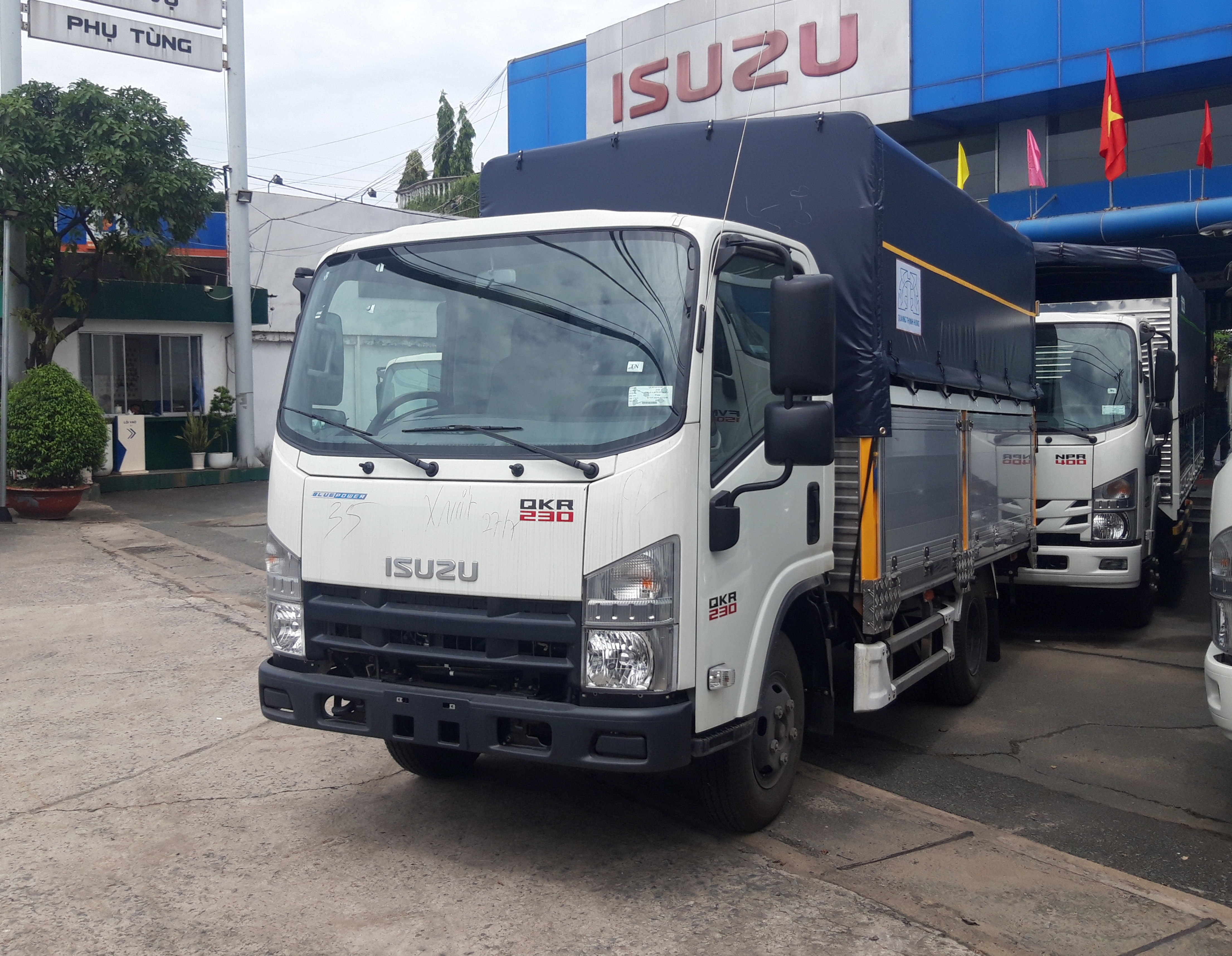 XE TẢI ISUZU 1.9 TẤN QLR77FE4